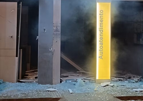 Quadrilha explode caixas eletrônicos e ataca pelotão da PM