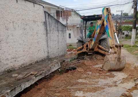 Prefeitura atende moradores do Japiim e rua esburacada passa por obras