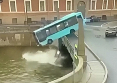 Ônibus desgovernado despenca de ponte e deixa 3 mortos na Rússia; vídeos