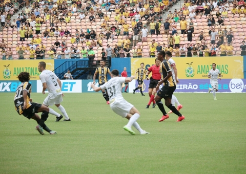 Amazonas FC abre placar contra Santos em duelo na Arena da Amazônia