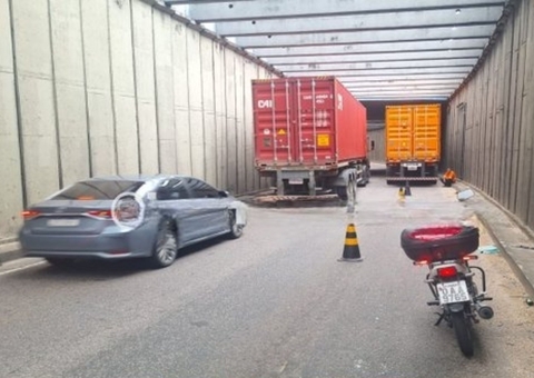 Carreta sofre pane mecânica e deixa Bola do Coroado congestionada