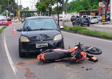 Mulher fica ferida em acidente entre carro e motocicleta no Aleixo