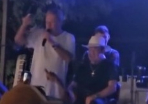 Prefeito visivelmente embriagado manda público 'à merd*' durante evento; Vídeo viraliza