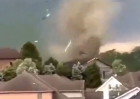 Tornado arranca teto de igreja durante culto; vídeo impressionante
