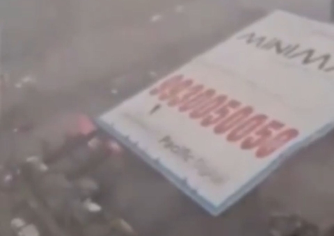 Outdoor gigante despenca durante temporal e deixa 8 pessoas mortas na Índia