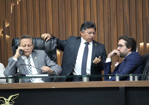 Consegue adivinhar o que os deputados estão falando nas imagens? vem ver!