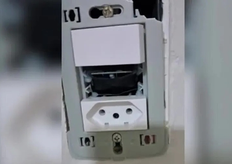 Vídeo mostra casal encontrando câmera escondida em motel e confrontando funcionária