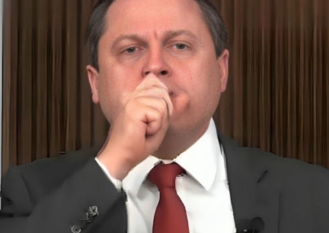 Comentarista da GloboNews engasga ao vivo e é acudido 