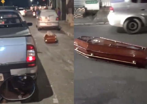 Vídeo: Caixão despenca de carro funerário e gera comoção
