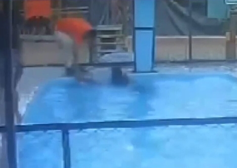 Vídeo: Mãe tenta afogar filha de 6 meses em piscina de clube e é presa