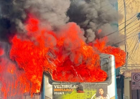 Incêndio destrói ônibus coletivo com 25 passageiros; vídeo