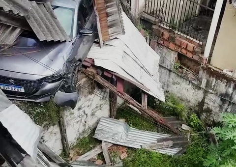 Caminhão desgovernado arrasta carros e destrói residência em Manaus