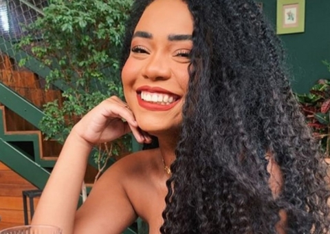 Ex-BBB Thalyta posa nua em novas fotos mostrando resultado de lipo