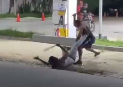 Cenas Fortes: Homem tem mão decepada em briga violenta com terçados; vídeo é chocante