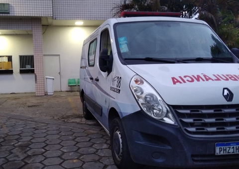 Motociclista é arremessado durante acidente em Manaus; vítima está em estado grave