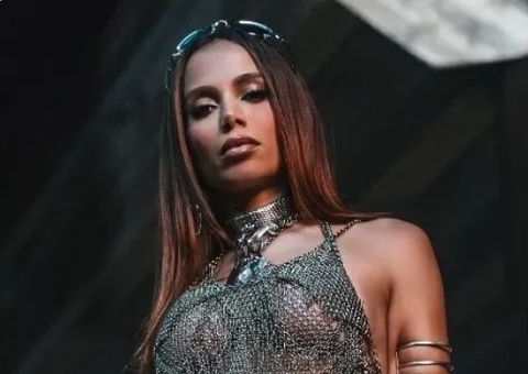 Anitta ganha buquê de rosa gigante e deixa fãs curiosos