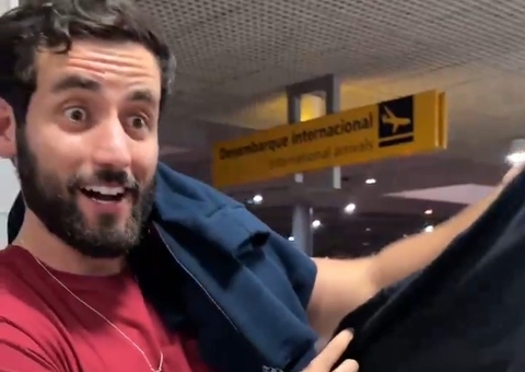 Vídeo: Matteus vibra ao ganhar camisa com rosto de Isabelle em Manaus: 'segunda pele' 