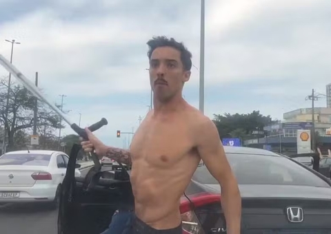 Vídeo: Motorista de app é agredido com golpes de muleta em briga de trânsito