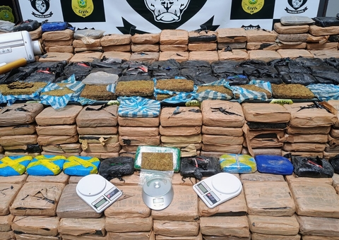 Mãe e filhos são presos com meia tonelada de drogas em Manaus