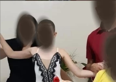 Adolescente almoçou ao lado de corpo da família e ainda esfaqueou mãe morta