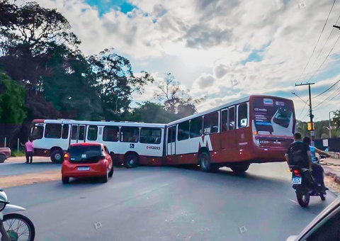 Ônibus fica atravessado em avenida ao quebrar durante manobra irregular em Manaus