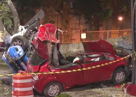 PMs e suspeitos morrem após viatura e carro capotarem durante perseguição