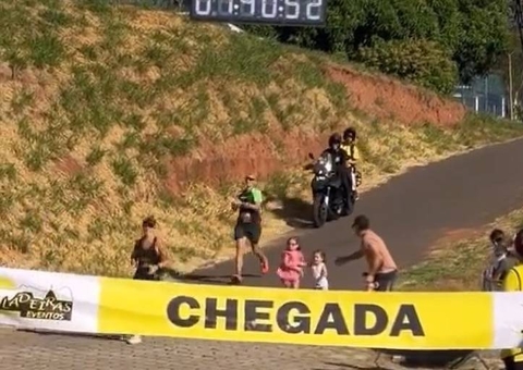 Maratonista quase perde corrida ao ser atrapalhada por marido; vídeo