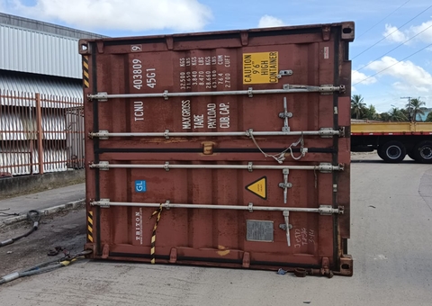 Contêiner despenca de carreta durante curva em avenida no Distrito Industrial