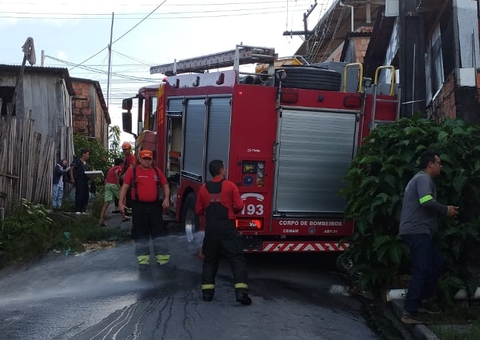 Viatura dos bombeiros 'trava' em ladeira e quase atinge casa na zona Leste