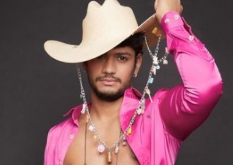 Gabriel Santana aparece em fotos com sunga cavadíssima e web reage