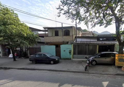 Adolescente mata pais a marteladas, sai para lanchar e incendeia quarto com corpos