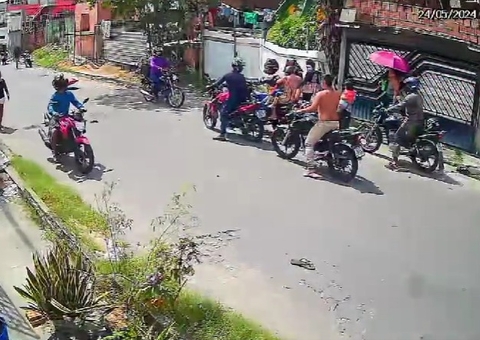 Menino corre para frente de moto e é atropelado em Manaus; vídeo