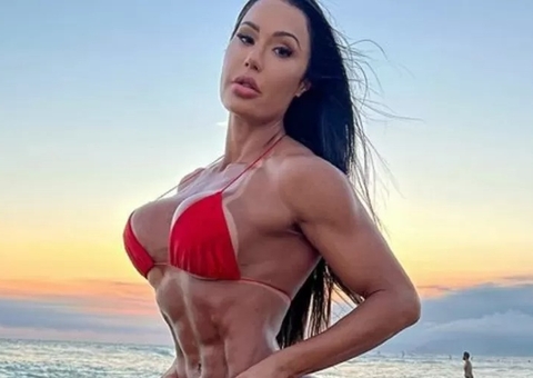 Gracyanne surge em pose da 'perereca invertida' com maiô fio dental; fotos