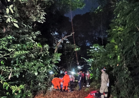 Paraquedista é resgatado após quase três horas pendurado em árvore de Manaus