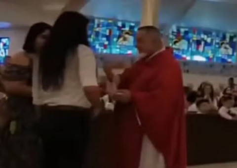 Vídeo: Padre morde mão de fiel durante comunhão em missa