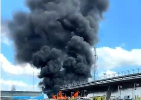 Lyon x PSG: torcedores brigam e tacam fogo em ônibus; veja vídeo