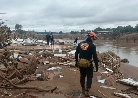 Bombeiros do Amazonas ajudam vítimas das enchentes em 5 cidades do RS