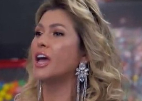 Lívia Andrade constrange ator casado com pergunta indiscreta no Dança dos Famosos