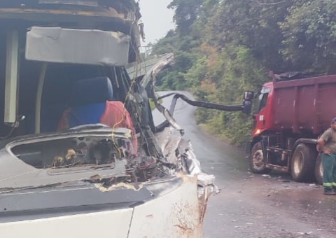 Caçamba de lixo deslizou na ladeira antes de acidente com micro-ônibus escolar em Iranduba