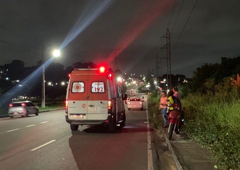 Duas pessoas ficam feridas em acidente entre motocicletas na Avenida das Flores