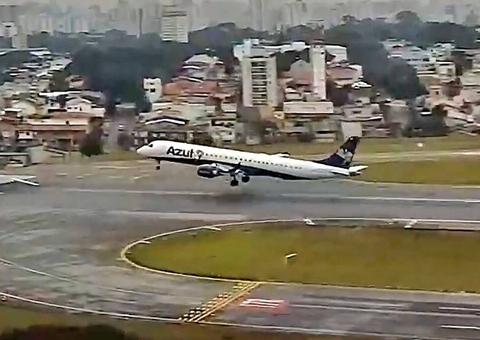 Avião decola no fim da pista de aeroporto e voa próximo a prédios; vídeo impressionante