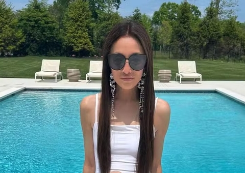 Estilista de quase 75 anos surpreende seguidores com aparência; veja fotos