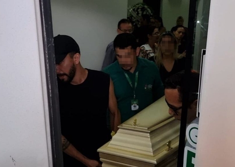 Velório de Djidja Cardoso é marcado por emoção; cortejo segue para enterro de ex-sinhazinha