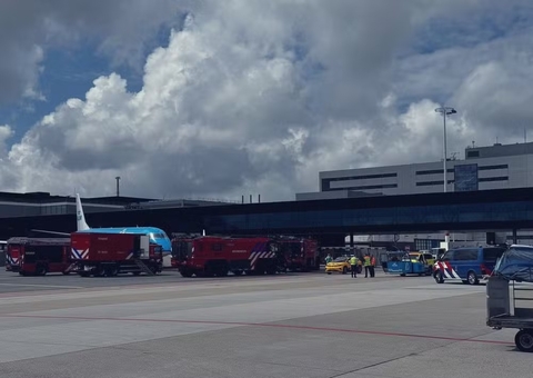 Homem morre ao ser sugado por turbina de avião e passageiros ficam horrorizados