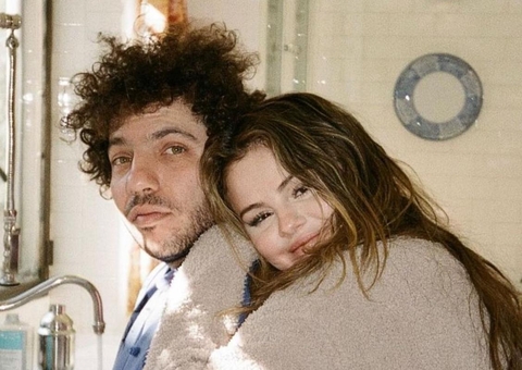 Selena Gomez revela que planejava adotar criança antes de conhecer Benny Blanco