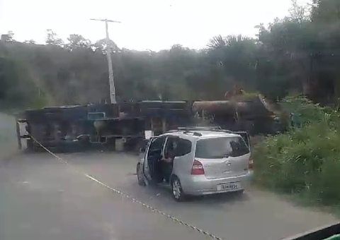 Carreta tomba em acidente na AM-010; vídeo