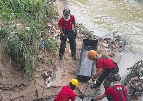 Corpo é encontrado no meio do lixo em igarapé de Manaus