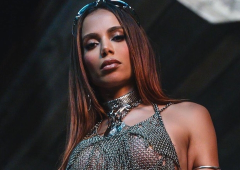 Anitta reage a fã que disse que a cantora seria maior que Jesus