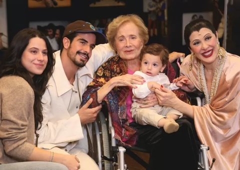 Glória Menezes faz rara aparição ao prestigiar peça estrelada por Claudia Raia