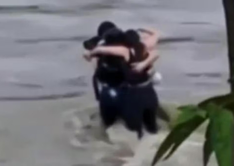 Amigos se abraçam antes de serem arrastados por enchente; vídeo